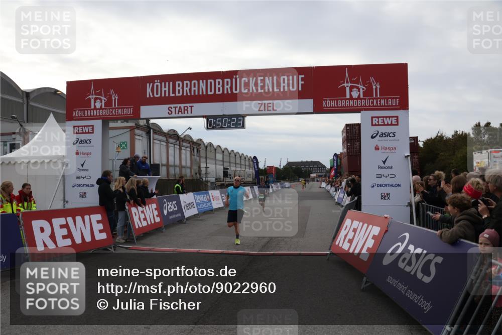 03.10.2025 - Köhlbrandbrückenlauf Julia Fischer http://msf.ph/oto/9022960 03.10.2025 15:50:23 Ziel 7033, 7045, 9713 meine-sportfotos.de