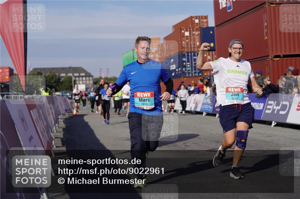 03.10.2025 - Köhlbrandbrückenlauf Michael Burmester http://msf.ph/oto/9022961 03.10.2025 10:25:07 Ziel 1814, 2083, 2249, 2250, 2408, 2618, 2873, 3084, 3234, 3455, 3519, 3520, 3706 meine-sportfotos.de