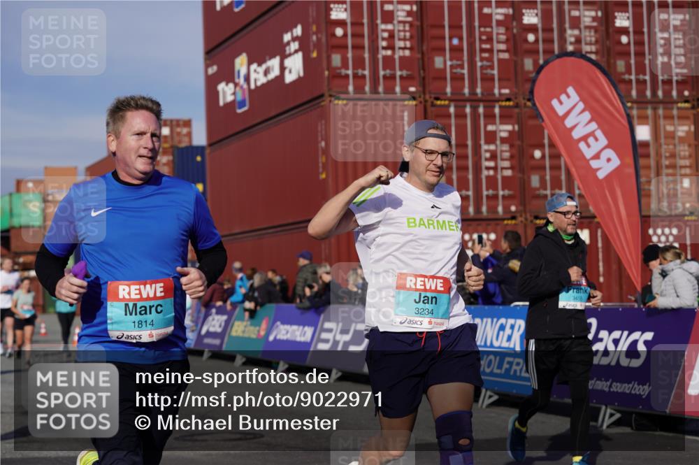 03.10.2025 - Köhlbrandbrückenlauf Michael Burmester http://msf.ph/oto/9022971 03.10.2025 10:25:07 Ziel 1814, 2083, 2249, 2250, 2408, 2618, 2873, 3084, 3234, 3455, 3519, 3520, 3706 meine-sportfotos.de