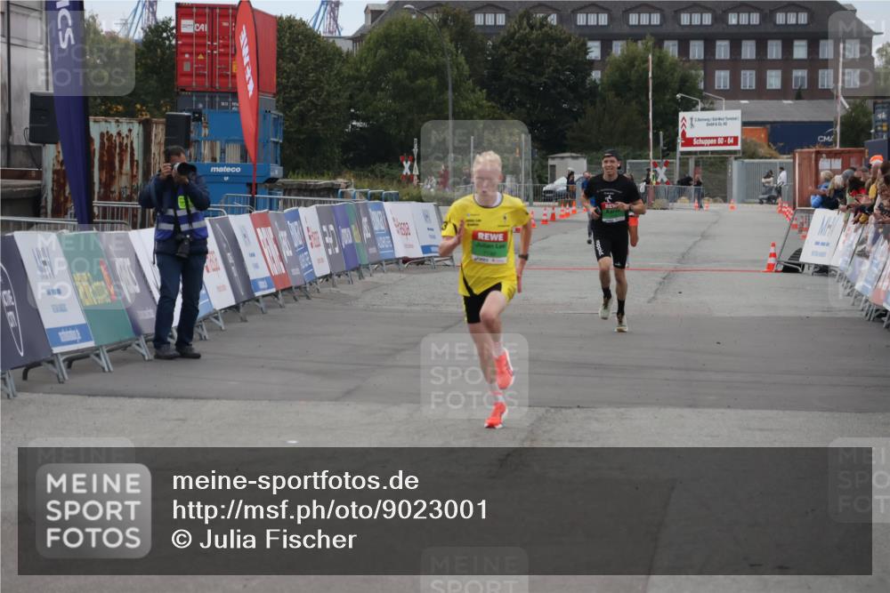 03.10.2025 - Köhlbrandbrückenlauf Julia Fischer http://msf.ph/oto/9023001 03.10.2025 15:50:30 Ziel 7045, 7140, 9713 meine-sportfotos.de