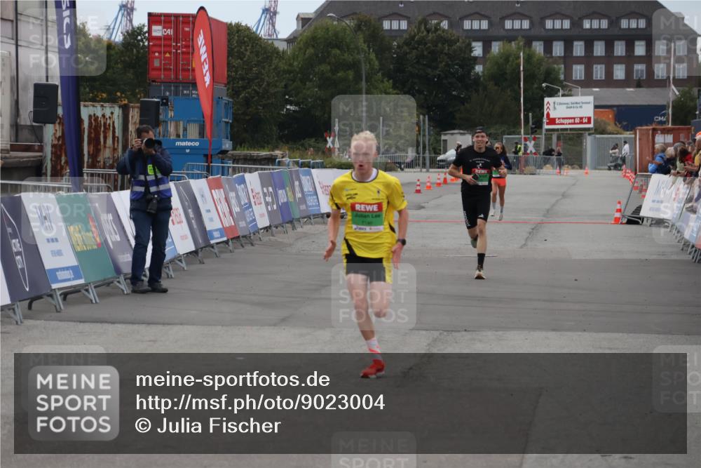 03.10.2025 - Köhlbrandbrückenlauf Julia Fischer http://msf.ph/oto/9023004 03.10.2025 15:50:30 Ziel 7045, 7140, 9713 meine-sportfotos.de