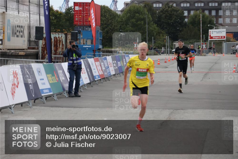03.10.2025 - Köhlbrandbrückenlauf Julia Fischer http://msf.ph/oto/9023007 03.10.2025 15:50:31 Ziel 7045, 7140, 9713 meine-sportfotos.de