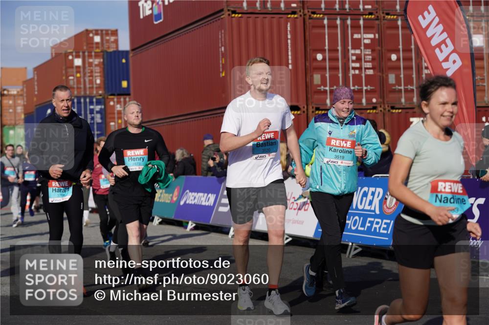 03.10.2025 - Köhlbrandbrückenlauf Michael Burmester http://msf.ph/oto/9023060 03.10.2025 10:25:14 Ziel 1967, 2019, 2036, 2083, 2151, 2249, 2250, 2393, 2417, 2509, 2618, 2828, 2873, 3003, 3004, 3084, 3102, 3159, 3389, 3405, 3519, 3520, 3706, 3771 meine-sportfotos.de