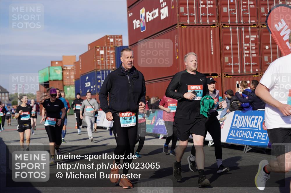03.10.2025 - Köhlbrandbrückenlauf Michael Burmester http://msf.ph/oto/9023065 03.10.2025 10:25:15 Ziel 1414, 1967, 2019, 2036, 2083, 2151, 2249, 2250, 2393, 2417, 2509, 2618, 2828, 2873, 3003, 3004, 3084, 3102, 3159, 3389, 3405, 3519, 3520, 3706, 3771 meine-sportfotos.de