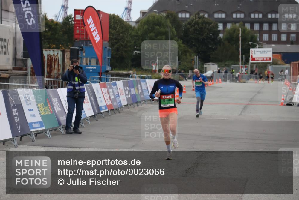 03.10.2025 - Köhlbrandbrückenlauf Julia Fischer http://msf.ph/oto/9023066 03.10.2025 15:50:42 Ziel 7020, 7036, 7140 meine-sportfotos.de