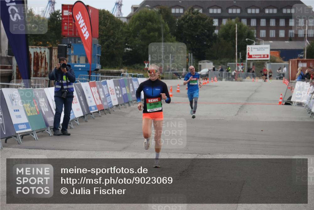 03.10.2025 - Köhlbrandbrückenlauf Julia Fischer http://msf.ph/oto/9023069 03.10.2025 15:50:42 Ziel 7020, 7036, 7140 meine-sportfotos.de