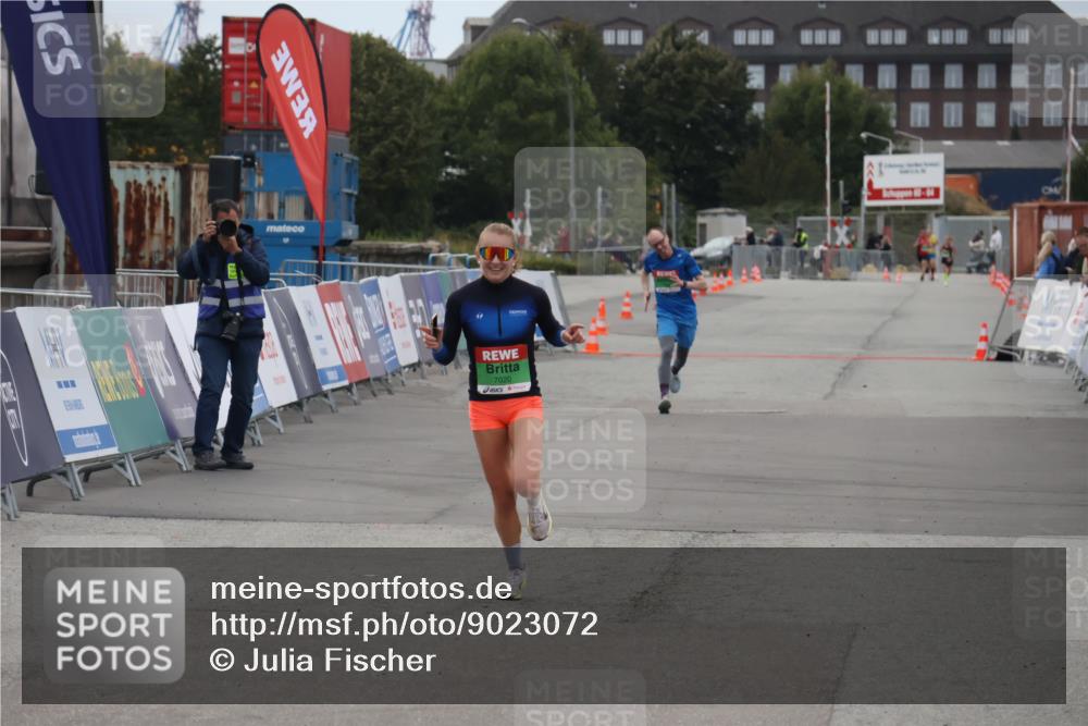 03.10.2025 - Köhlbrandbrückenlauf Julia Fischer http://msf.ph/oto/9023072 03.10.2025 15:50:43 Ziel 7020, 7036, 7140 meine-sportfotos.de