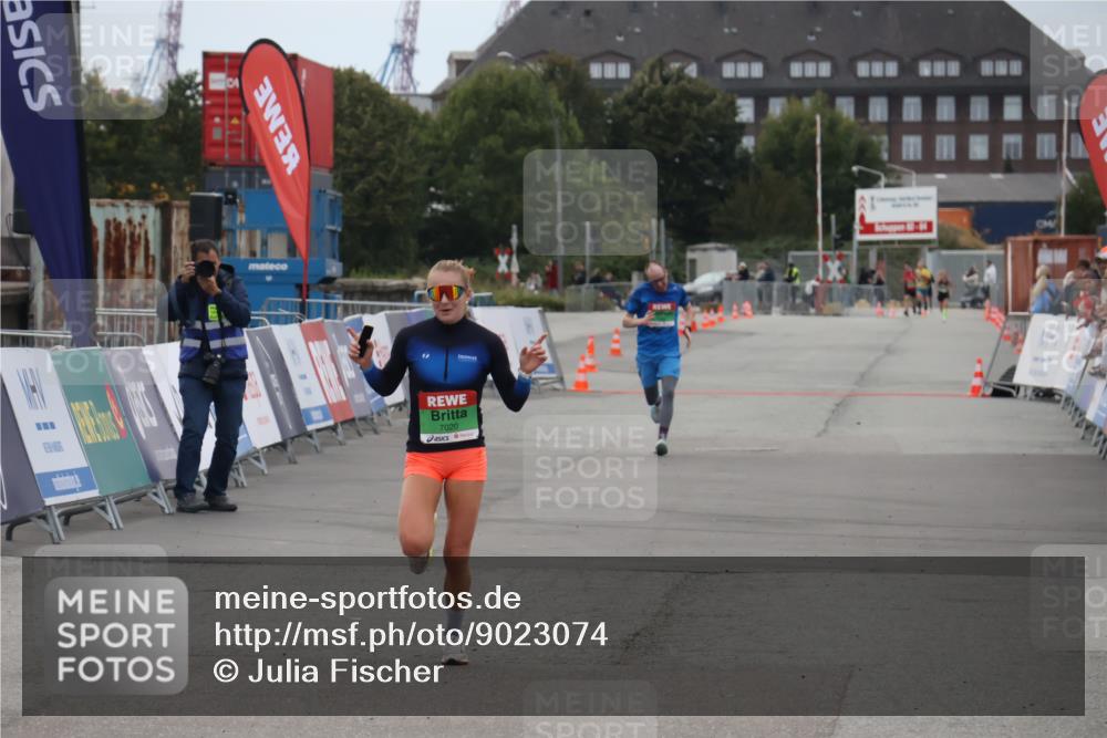03.10.2025 - Köhlbrandbrückenlauf Julia Fischer http://msf.ph/oto/9023074 03.10.2025 15:50:43 Ziel 7020, 7036, 7140 meine-sportfotos.de