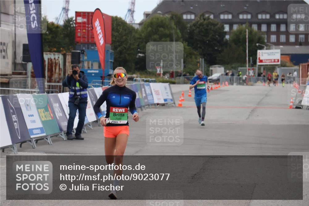 03.10.2025 - Köhlbrandbrückenlauf Julia Fischer http://msf.ph/oto/9023077 03.10.2025 15:50:44 Ziel 7020, 7036 meine-sportfotos.de