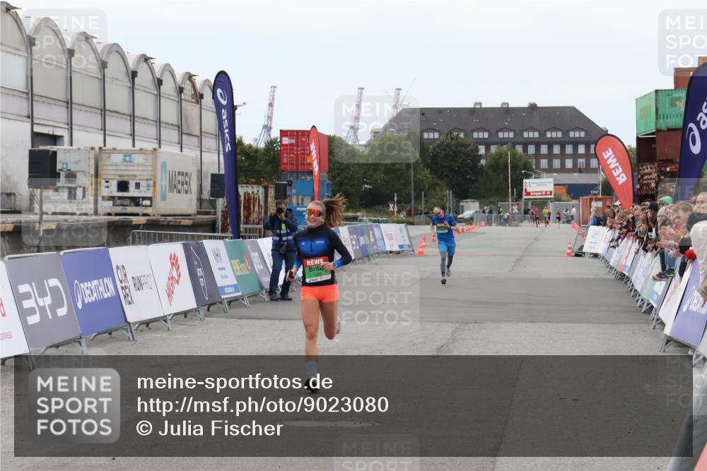 03.10.2025 - Köhlbrandbrückenlauf Julia Fischer http://msf.ph/oto/9023080 03.10.2025 15:50:44 Ziel 7020, 7036 meine-sportfotos.de