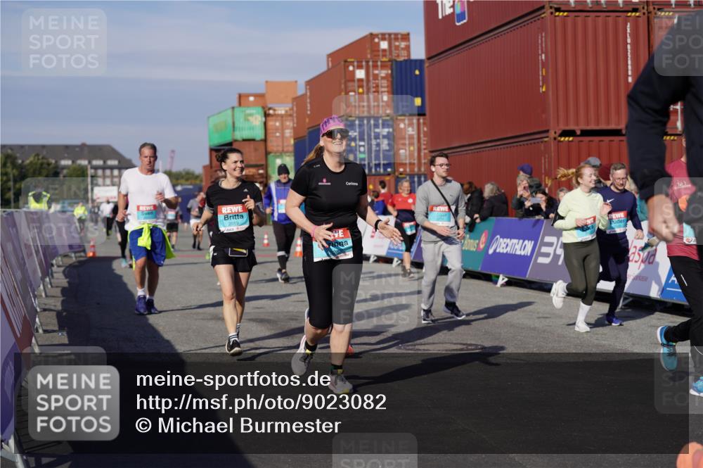 03.10.2025 - Köhlbrandbrückenlauf Michael Burmester http://msf.ph/oto/9023082 03.10.2025 10:25:17 Ziel 1414, 1967, 2019, 2036, 2151, 2249, 2250, 2393, 2417, 2509, 2618, 2828, 2873, 3003, 3004, 3102, 3159, 3389, 3405, 3519, 3520, 3706, 3713, 3771 meine-sportfotos.de