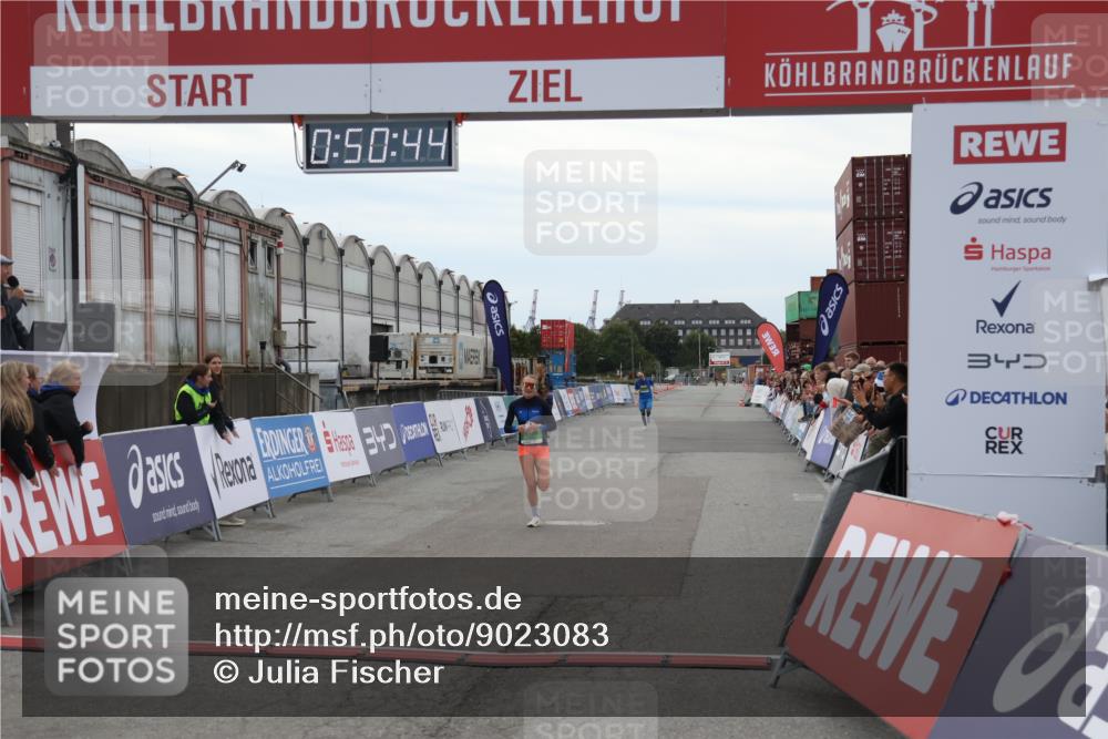 03.10.2025 - Köhlbrandbrückenlauf Julia Fischer http://msf.ph/oto/9023083 03.10.2025 15:50:45 Ziel 7020, 7036 meine-sportfotos.de