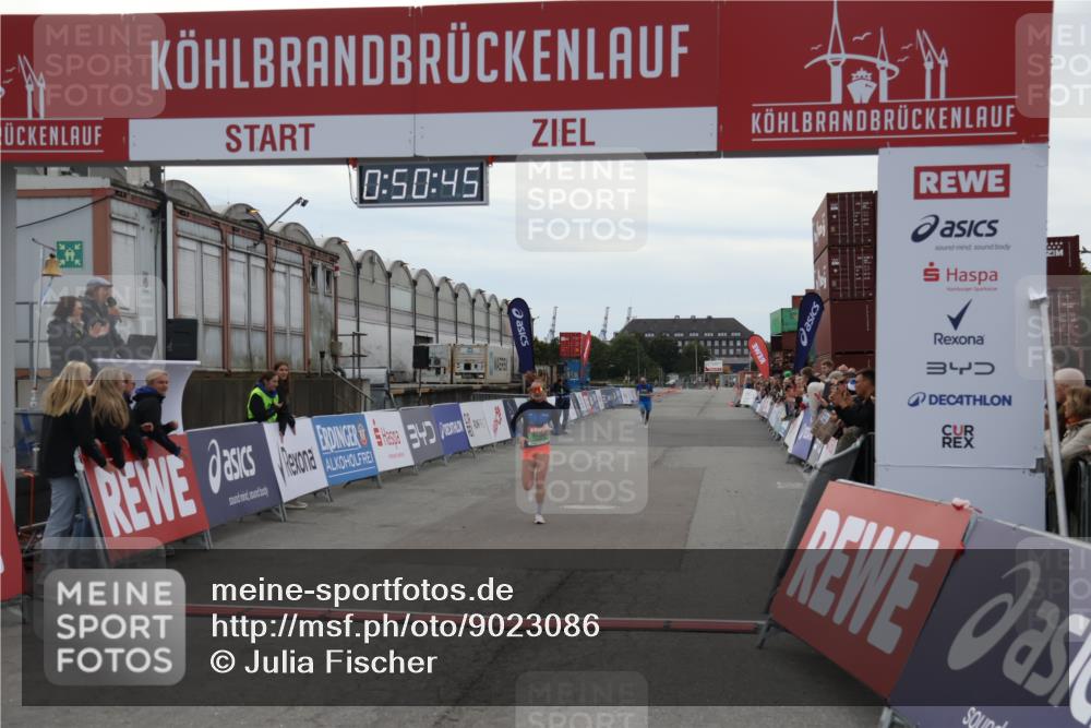 03.10.2025 - Köhlbrandbrückenlauf Julia Fischer http://msf.ph/oto/9023086 03.10.2025 15:50:45 Ziel 7020, 7036 meine-sportfotos.de