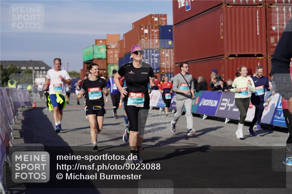 03.10.2025 - Köhlbrandbrückenlauf Michael Burmester http://msf.ph/oto/9023088 03.10.2025 10:25:17 Ziel 1414, 1967, 2019, 2036, 2151, 2249, 2250, 2393, 2417, 2509, 2618, 2828, 2873, 3003, 3004, 3102, 3159, 3389, 3405, 3519, 3520, 3706, 3713, 3771 meine-sportfotos.de