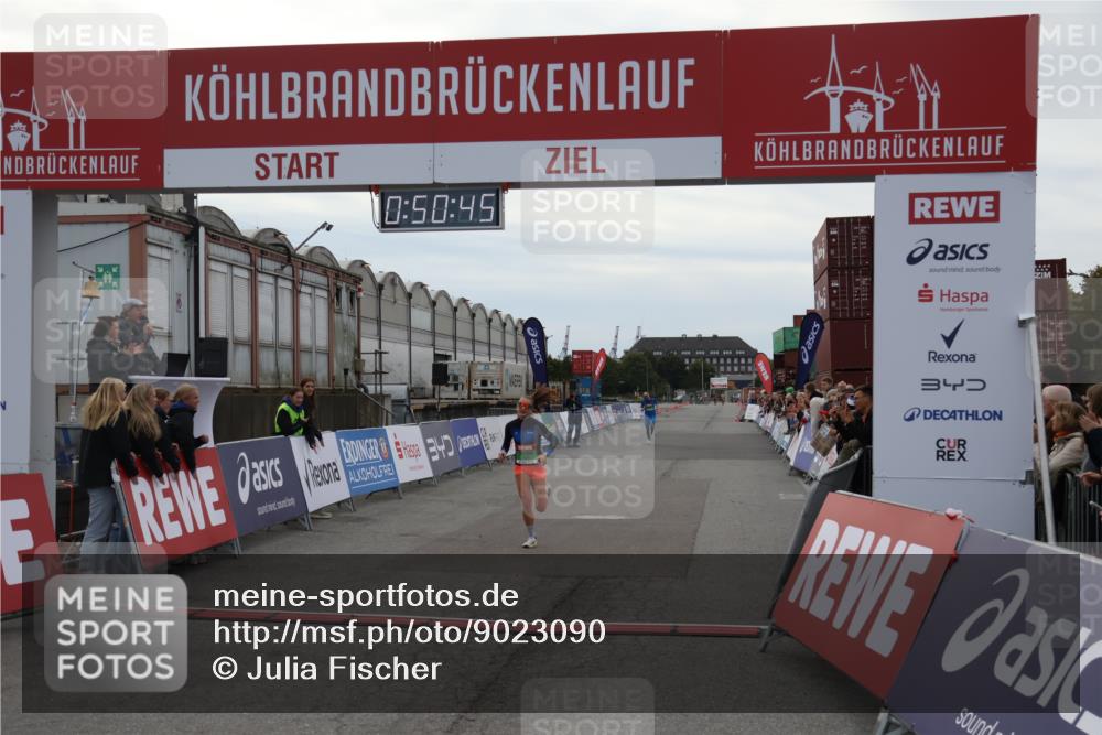03.10.2025 - Köhlbrandbrückenlauf Julia Fischer http://msf.ph/oto/9023090 03.10.2025 15:50:45 Ziel 7020, 7036 meine-sportfotos.de