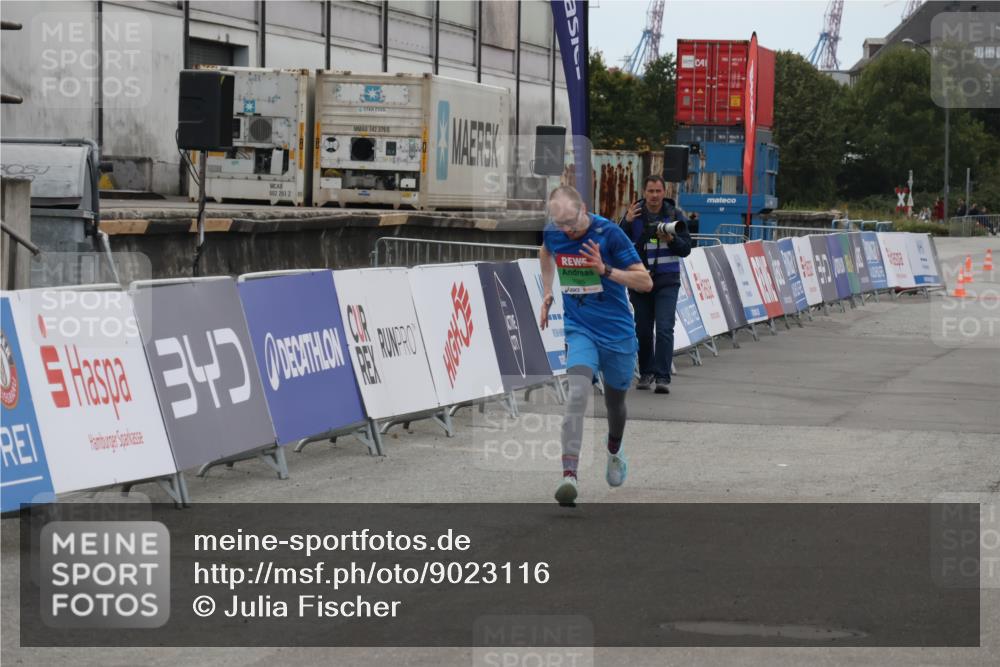 03.10.2025 - Köhlbrandbrückenlauf Julia Fischer http://msf.ph/oto/9023116 03.10.2025 15:50:50 Ziel 7020, 7065 meine-sportfotos.de