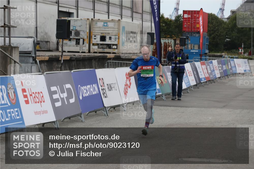 03.10.2025 - Köhlbrandbrückenlauf Julia Fischer http://msf.ph/oto/9023120 03.10.2025 15:50:50 Ziel 7020, 7065 meine-sportfotos.de