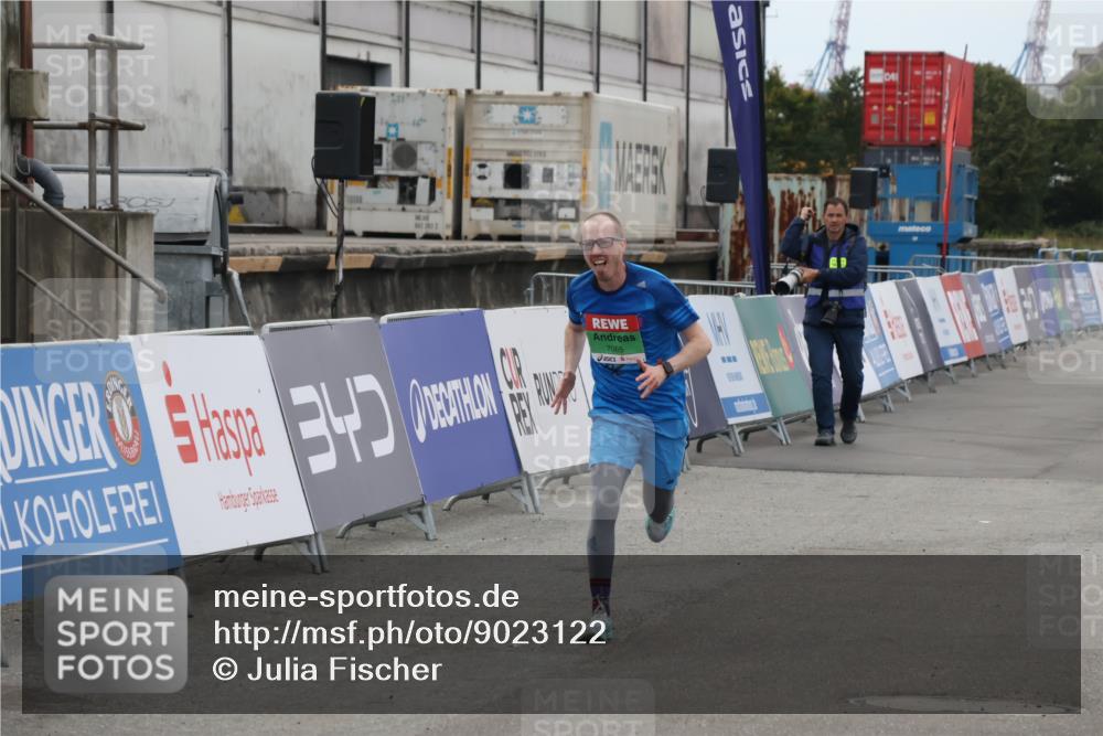 03.10.2025 - Köhlbrandbrückenlauf Julia Fischer http://msf.ph/oto/9023122 03.10.2025 15:50:50 Ziel 7020, 7065 meine-sportfotos.de