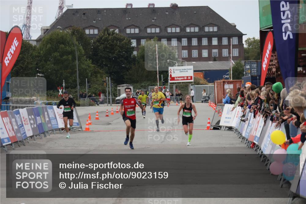 03.10.2025 - Köhlbrandbrückenlauf Julia Fischer http://msf.ph/oto/9023159 03.10.2025 15:51:15 Ziel  meine-sportfotos.de