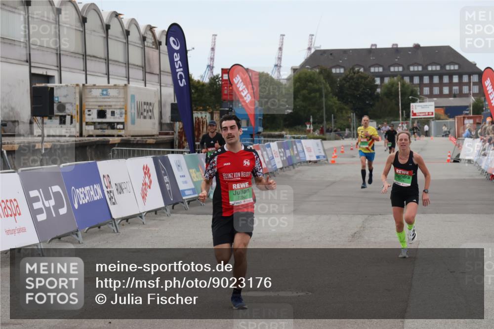03.10.2025 - Köhlbrandbrückenlauf Julia Fischer http://msf.ph/oto/9023176 03.10.2025 15:51:22 Ziel 7050, 7250, 9564 meine-sportfotos.de