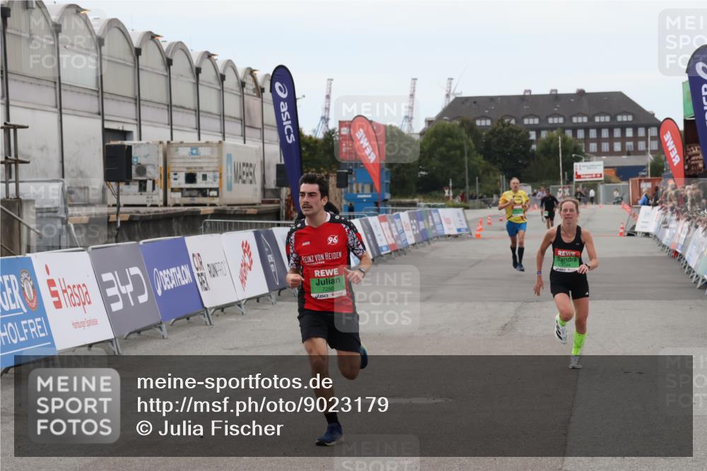03.10.2025 - Köhlbrandbrückenlauf Julia Fischer http://msf.ph/oto/9023179 03.10.2025 15:51:23 Ziel 7050, 7250, 9564 meine-sportfotos.de