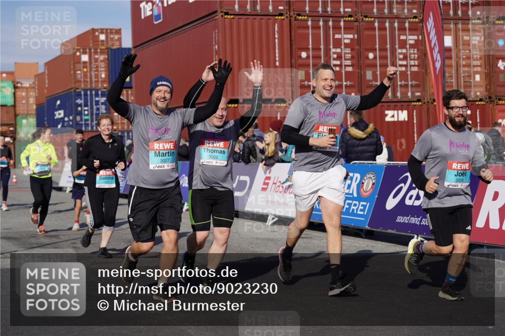 03.10.2025 - Köhlbrandbrückenlauf Michael Burmester http://msf.ph/oto/9023230 03.10.2025 10:25:30 Ziel 1839, 1950, 2002, 2003, 2244, 2245, 3022, 3024, 3026, 3027, 3441, 3443 meine-sportfotos.de