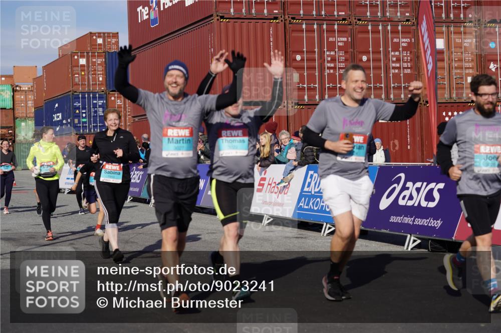 03.10.2025 - Köhlbrandbrückenlauf Michael Burmester http://msf.ph/oto/9023241 03.10.2025 10:25:31 Ziel 1839, 1950, 2002, 2003, 2244, 2245, 3022, 3024, 3026, 3027, 3441, 3443 meine-sportfotos.de