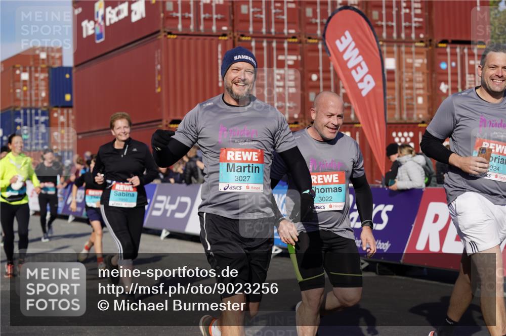 03.10.2025 - Köhlbrandbrückenlauf Michael Burmester http://msf.ph/oto/9023256 03.10.2025 10:25:31 Ziel 1839, 1950, 2002, 2003, 2244, 2245, 3022, 3024, 3026, 3027, 3441, 3443 meine-sportfotos.de