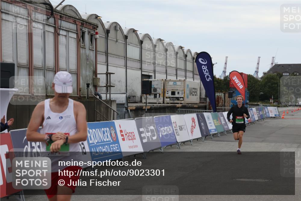 03.10.2025 - Köhlbrandbrückenlauf Julia Fischer http://msf.ph/oto/9023301 03.10.2025 15:51:57 Ziel 7054, 7520 meine-sportfotos.de