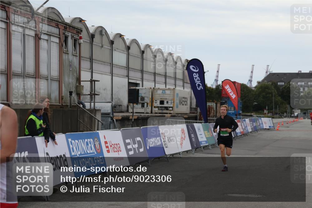 03.10.2025 - Köhlbrandbrückenlauf Julia Fischer http://msf.ph/oto/9023306 03.10.2025 15:51:58 Ziel 7054, 7520 meine-sportfotos.de