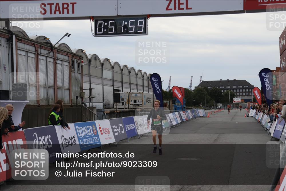 03.10.2025 - Köhlbrandbrückenlauf Julia Fischer http://msf.ph/oto/9023309 03.10.2025 15:51:59 Ziel 7054, 7520 meine-sportfotos.de