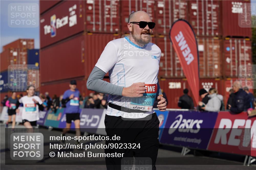 03.10.2025 - Köhlbrandbrückenlauf Michael Burmester http://msf.ph/oto/9023324 03.10.2025 10:25:37 Ziel 1652, 1653, 1948, 1998, 2002, 2003, 2244, 2245, 2251, 2489, 2635, 2644, 2787, 3441, 3443 meine-sportfotos.de