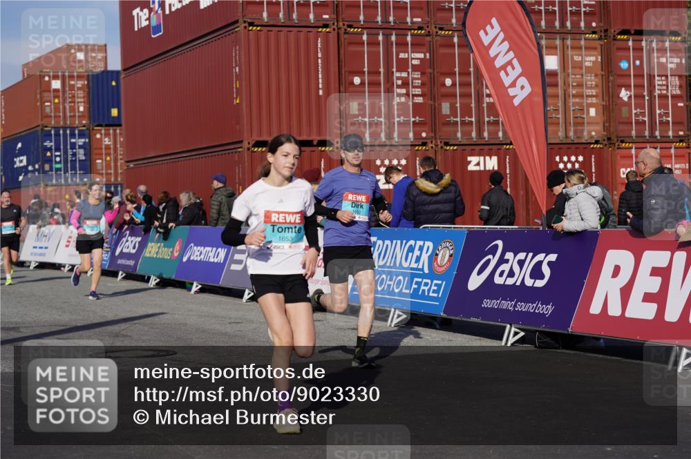 03.10.2025 - Köhlbrandbrückenlauf Michael Burmester http://msf.ph/oto/9023330 03.10.2025 10:25:38 Ziel 1652, 1653, 1948, 1998, 2002, 2003, 2244, 2251, 2489, 2635, 2644, 2787, 3441, 3443 meine-sportfotos.de