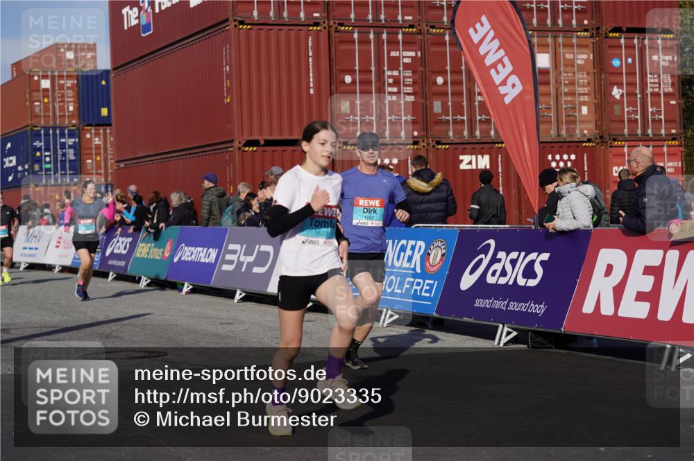 03.10.2025 - Köhlbrandbrückenlauf Michael Burmester http://msf.ph/oto/9023335 03.10.2025 10:25:38 Ziel 1652, 1653, 1948, 1998, 2002, 2003, 2244, 2251, 2489, 2635, 2644, 2787, 3441, 3443 meine-sportfotos.de