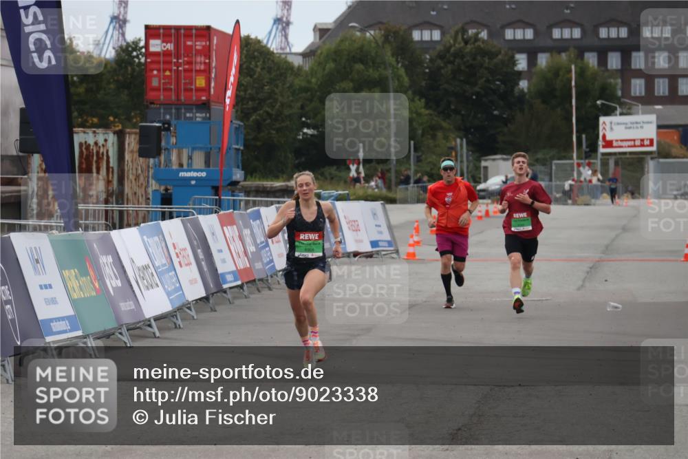 03.10.2025 - Köhlbrandbrückenlauf Julia Fischer http://msf.ph/oto/9023338 03.10.2025 15:52:15 Ziel 8968 meine-sportfotos.de