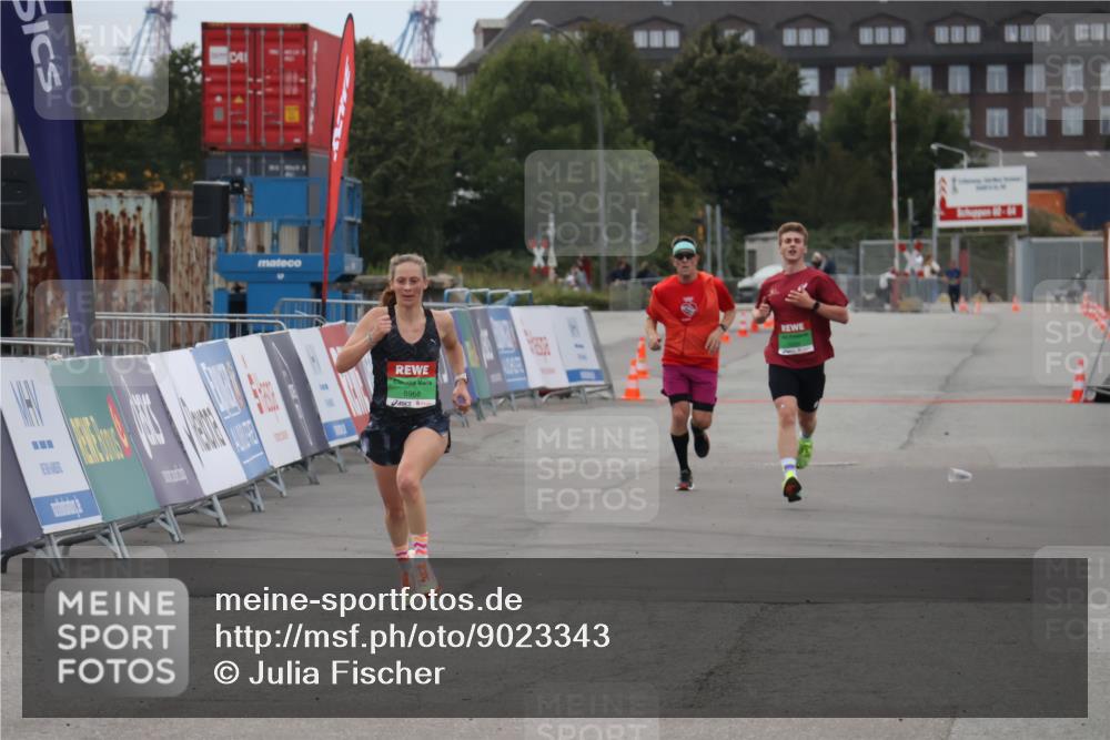 03.10.2025 - Köhlbrandbrückenlauf Julia Fischer http://msf.ph/oto/9023343 03.10.2025 15:52:16 Ziel 8968 meine-sportfotos.de