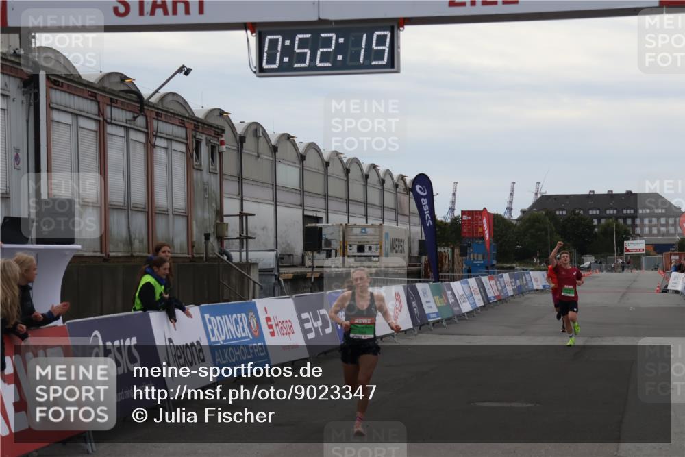 03.10.2025 - Köhlbrandbrückenlauf Julia Fischer http://msf.ph/oto/9023347 03.10.2025 15:52:19 Ziel 8968, 9269, 9602 meine-sportfotos.de