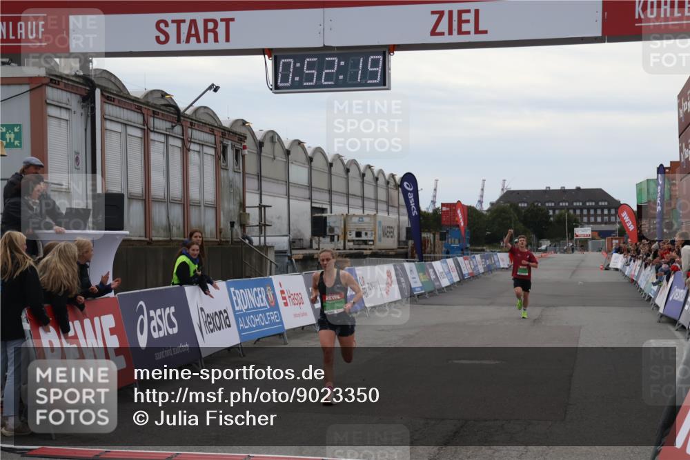 03.10.2025 - Köhlbrandbrückenlauf Julia Fischer http://msf.ph/oto/9023350 03.10.2025 15:52:19 Ziel 8968, 9269, 9602 meine-sportfotos.de