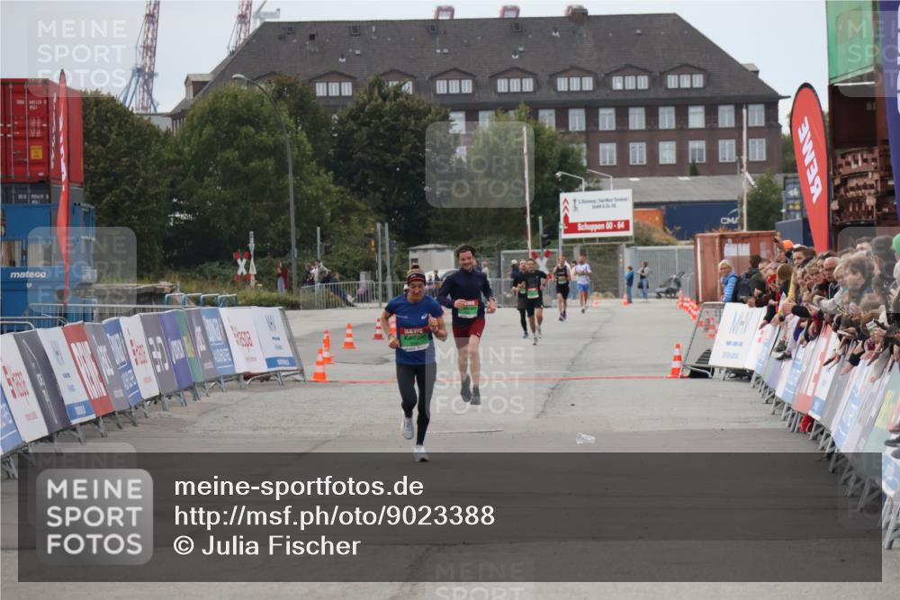 03.10.2025 - Köhlbrandbrückenlauf Julia Fischer http://msf.ph/oto/9023388 03.10.2025 15:52:57 Ziel  meine-sportfotos.de