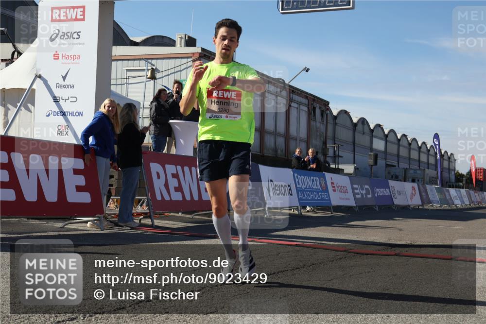 03.10.2025 - Köhlbrandbrückenlauf Luisa Fischer http://msf.ph/oto/9023429 03.10.2025 12:45:21 Ziel 6280 meine-sportfotos.de