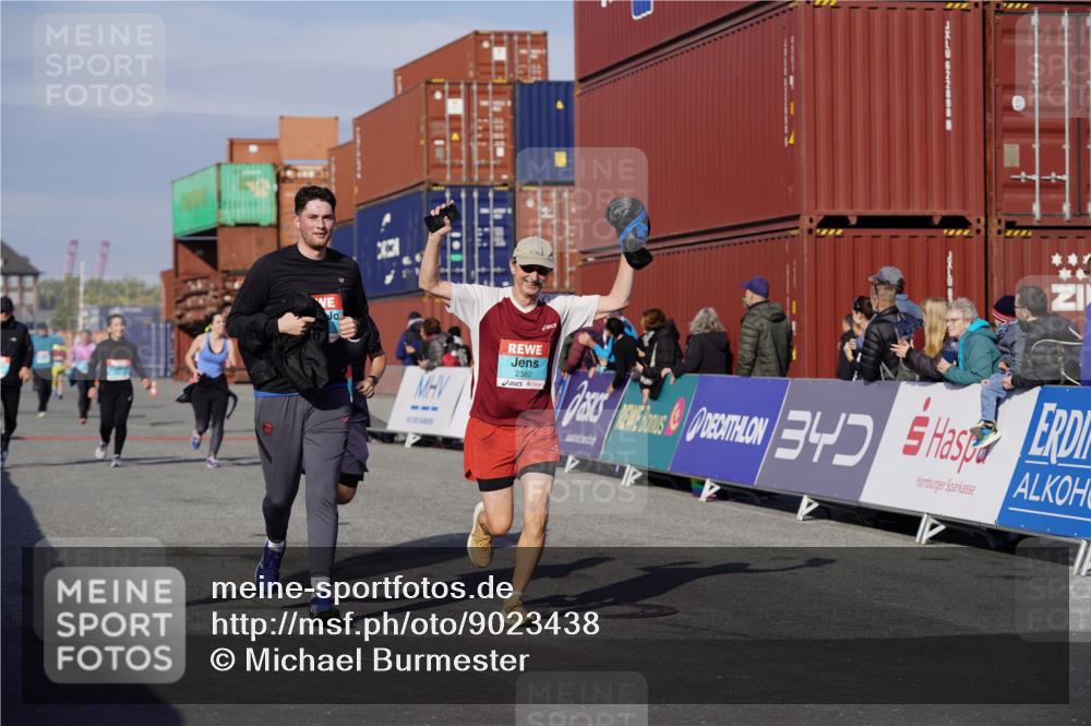 03.10.2025 - Köhlbrandbrückenlauf Michael Burmester http://msf.ph/oto/9023438 03.10.2025 10:25:47 Ziel 1940, 1948, 2000, 2251, 2382, 2383, 2406, 2489, 2532, 2635, 2644 meine-sportfotos.de