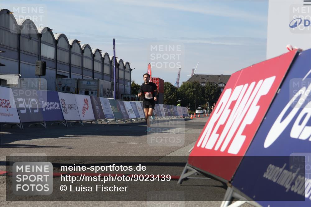 03.10.2025 - Köhlbrandbrückenlauf Luisa Fischer http://msf.ph/oto/9023439 03.10.2025 12:45:46 Ziel 4010 meine-sportfotos.de