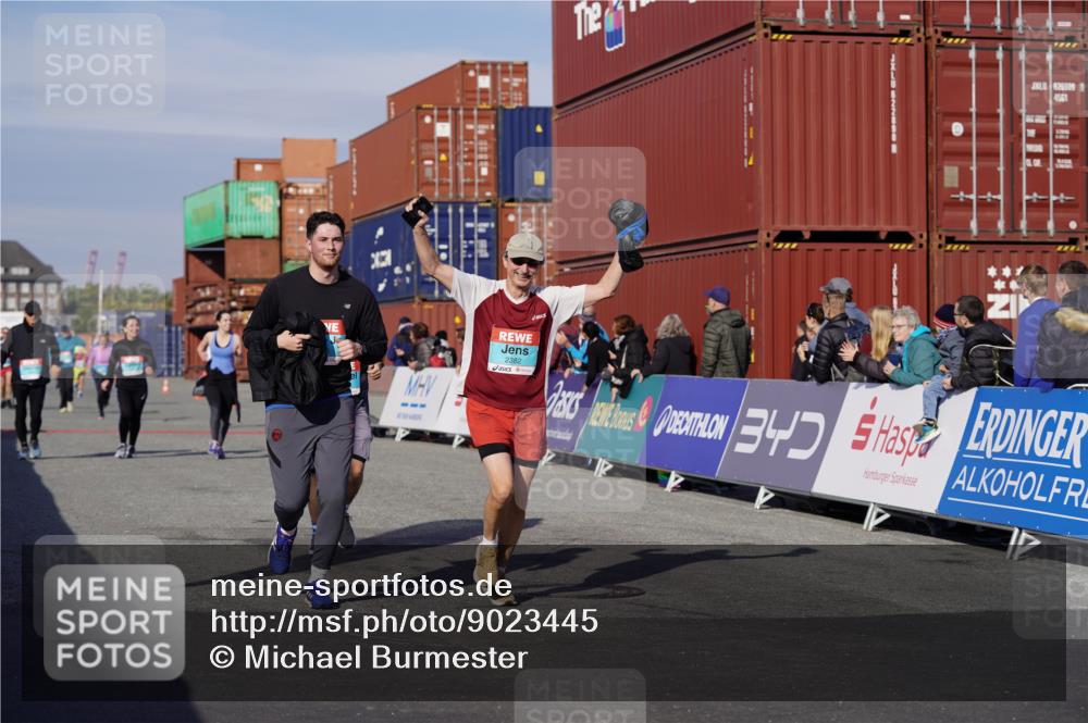 03.10.2025 - Köhlbrandbrückenlauf Michael Burmester http://msf.ph/oto/9023445 03.10.2025 10:25:47 Ziel 1940, 1948, 2000, 2251, 2382, 2383, 2406, 2489, 2532, 2635, 2644 meine-sportfotos.de