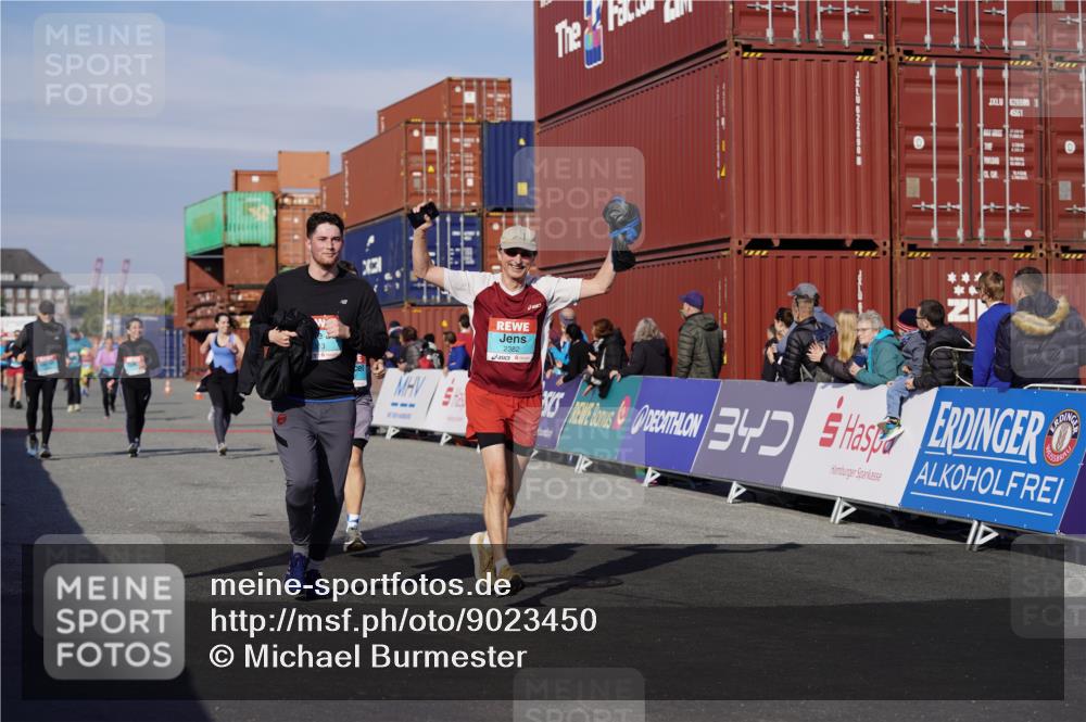 03.10.2025 - Köhlbrandbrückenlauf Michael Burmester http://msf.ph/oto/9023450 03.10.2025 10:25:47 Ziel 1940, 1948, 2000, 2251, 2382, 2383, 2406, 2489, 2532, 2635, 2644 meine-sportfotos.de