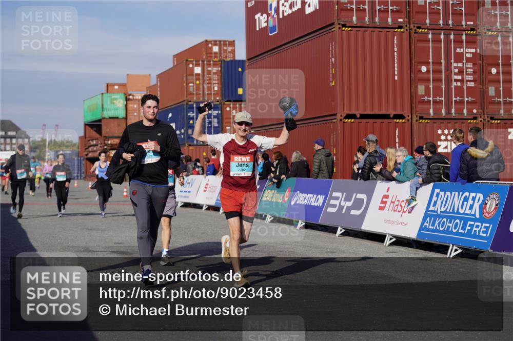 03.10.2025 - Köhlbrandbrückenlauf Michael Burmester http://msf.ph/oto/9023458 03.10.2025 10:25:47 Ziel 1940, 1948, 2000, 2251, 2382, 2383, 2406, 2489, 2532, 2635, 2644 meine-sportfotos.de