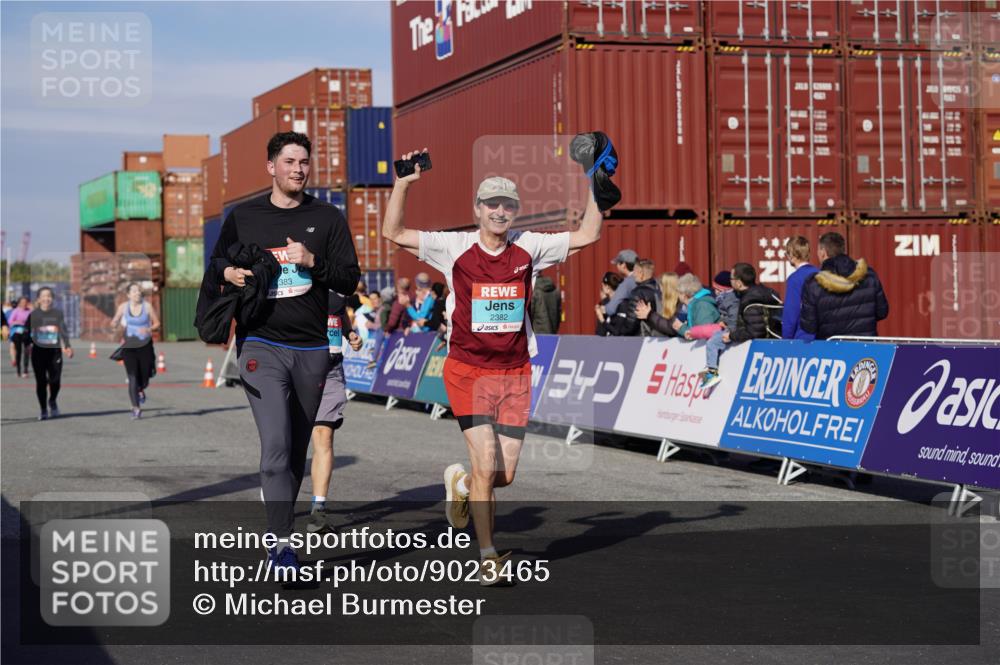 03.10.2025 - Köhlbrandbrückenlauf Michael Burmester http://msf.ph/oto/9023465 03.10.2025 10:25:48 Ziel 1940, 2000, 2382, 2383, 2406, 2532, 2635, 2644 meine-sportfotos.de