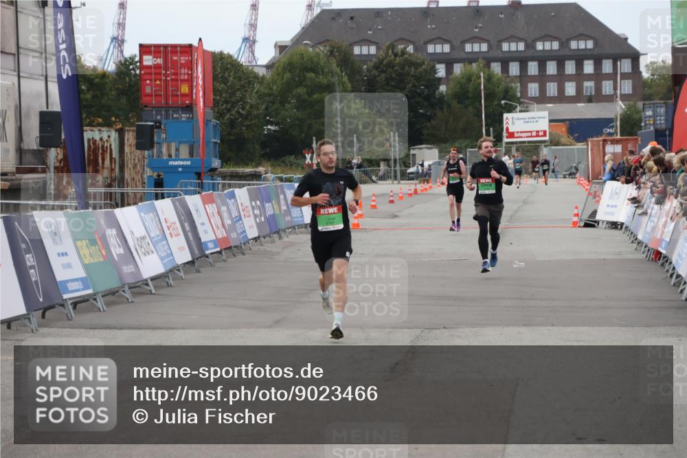 03.10.2025 - Köhlbrandbrückenlauf Julia Fischer http://msf.ph/oto/9023466 03.10.2025 15:53:17 Ziel 9461, 9707 meine-sportfotos.de