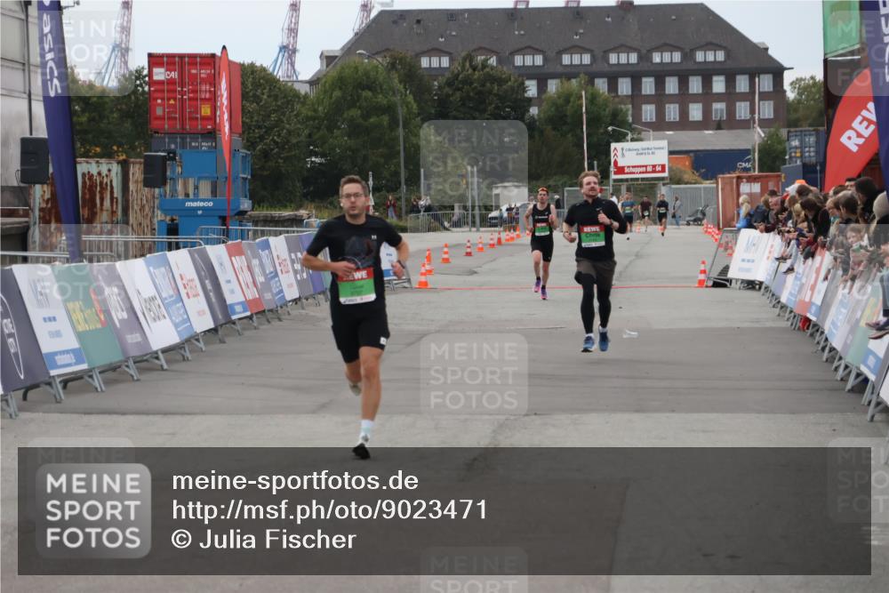 03.10.2025 - Köhlbrandbrückenlauf Julia Fischer http://msf.ph/oto/9023471 03.10.2025 15:53:18 Ziel 9461, 9707 meine-sportfotos.de