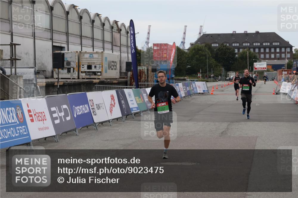 03.10.2025 - Köhlbrandbrückenlauf Julia Fischer http://msf.ph/oto/9023475 03.10.2025 15:53:20 Ziel 7143, 9461, 9707 meine-sportfotos.de