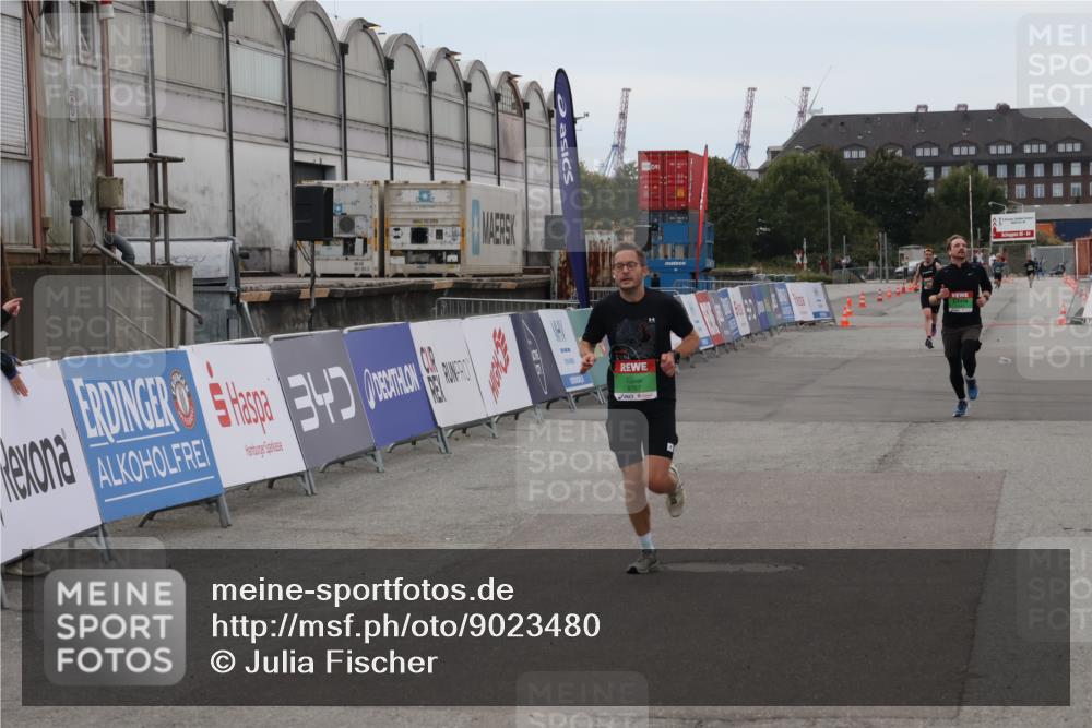03.10.2025 - Köhlbrandbrückenlauf Julia Fischer http://msf.ph/oto/9023480 03.10.2025 15:53:20 Ziel 7143, 9461, 9707 meine-sportfotos.de